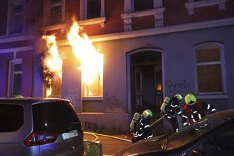 Mehrfamilienhaus auf dem Chemnitzer Sonnenberg brennt: Polizei geht von Brandstiftung aus - Das Feuer schießt aus zwei Fenstern auf dem Sonnenberg.