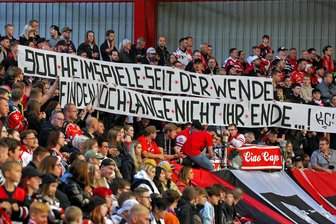 Mehrheit der Stadträte fordert Machbarkeitsstudie zur Zukunft des Kunsteisstadions im Sahnpark: Was sind die nächsten Schritte? - Blick in die Heine-Kurve im Kunsteisstadion im Sahnpark: Fans erinnerten am Sonntag an das 900. Heimspiel nach dem 1990 erfolgten Neuanfang.