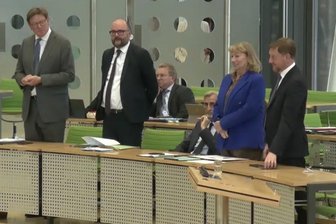 Mehrheit gegen Kretschmer-Koalition in Sachsen: Ist die Brandmauer nun passé? - Spitzenvertreter der CDU/SPD-Koalition während der ersten verloren gegangenen Abstimmung am Mittwochabend im Landtag.