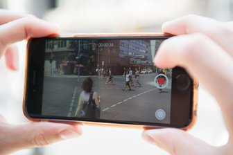 Mehrheit sieht heimliches Filmen im Privaten als Problem - Neun von zehn Frauen sehen heimliches Filmen in privaten Situationen als gesellschaftliches Problem. (Symbolbild)