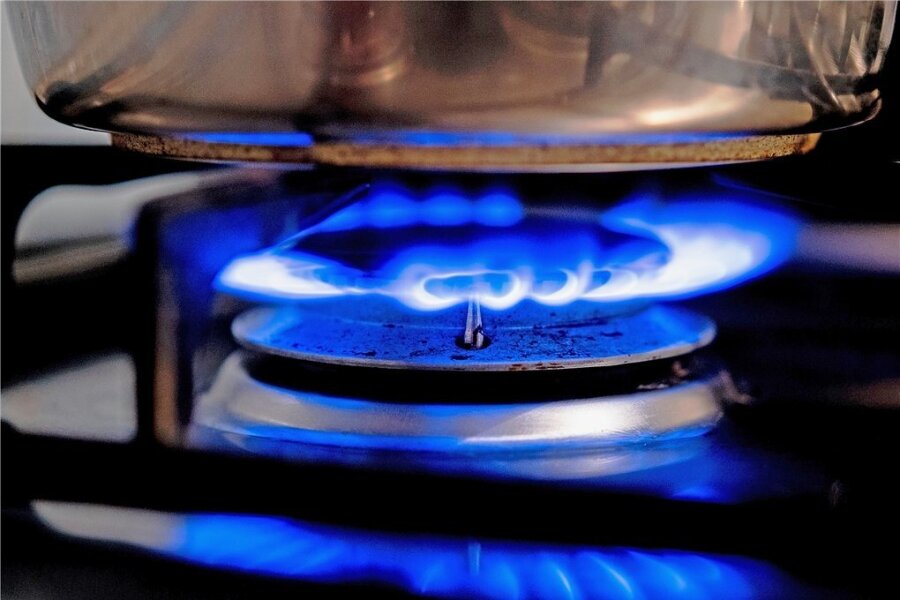 Mehrkosten, Entlastungen und Härtefälle: Das müssen Sie jetzt zur Gasumlage wissen - Eine Gasflamme brennt auf einem Küchenherd in einer Wohnung. Im kommenden Winter müssen die Verbraucher in Deutschland für Gas - auch schon ohne Umlagen - so viel zahlen wie noch nie zuvor.