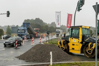 Mehrmonatige Bauzeit auf B 174 bei Marienberg hat ein Ende - Am Donnerstag wurde im Bereich der Kreuzung Lauterbacher Straße/Zubringer B 171 asphaltiert.