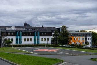 Mehrstündiger Stromausfall in Rodewisch: Das war der Grund - Blackout im Klinikum Rodewisch: Kritische Infrastruktur, wie Medizingeräte, wurden per Notstrom betrieben.