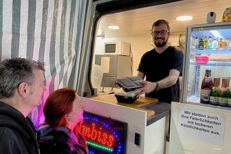 Mehrweg-Pflicht: Viele in und um Reichenbach machen's freiwillig - Pascal Roth vom Schlemmer-Stop Netzschkau bietet freiwillig Mehrweggeschirr an. 