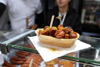 Mehrweg statt Einweg für Currywurst oder Sushi bei Plauens Gastronomen: Wie wird das nachhaltige Fair-Cup-Projekt angenommen? - Auch gut zur Müllvermeidung: Eine Currywurst wird in einer essbaren Schale verkauft.