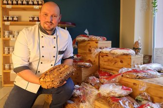 Mehrwert durch Verzicht: Reinsdorfer Konditormeister backt veganen Stollen und Stollen ohne Rosinen - Michael Nötzold bietet in seiner Konditorei eine ganze Reihe unterschiedlicher Stollen an. Nach Gin- und Whiskystollen im vergangenen Jahr hat er in diesem Jahr einen veganen Stollen vorgestellt.