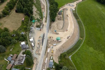 Mehrwöchige Vollsperrung der B 92 im Vogtland kommt - Blick auf die künftige Anbindung der Kreisstraße (re.) aus Unterhermsgrün/Dreihöf an die B 92.