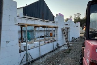 Mehrzweckgebäude am Kulturhaus Triebel: Richtfest im Oktober - An der Giebelwand des Triebeler Kultursaals entsteht das neue Mehrzweckgebäude. Im Oktober ist Richtfest.