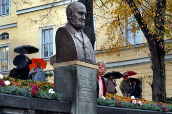 Meilenstein für den Zeitungsdruck wird in Frankenberg und Hainichen gefeiert - „Freie Presse“ ist dabei - Die Einweihung der neuen Bronzebüste am Keller-Brunnen in Hainichen im Jahr 2008.