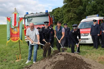 Meilenstein für Feuerwehr im Erzgebirge: Gemeinde setzt Millionenprojekt um - Frank Tröger; André Krauß, Nils Stüdemann und Arnd Weißflog (v. l.) beim ersten Spatenstich.