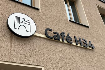 Meilenstein für geplantes Café in Ellefeld: „Das ist einmalig im Vogtland“ – rückt die Eröffnung jetzt näher? - Der Schriftzug für das „Café H34“ im neuen Mehrzweckgebäude an der Hauptstraße in Ellefeld ist bereits angebracht.