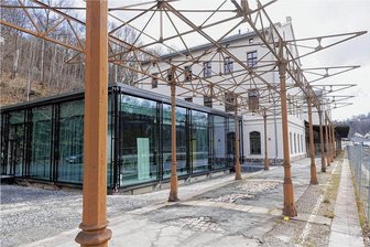 Meilenstein im Erzgebirge: Bahncampus in Annaberg-Buchholz eingeweiht - Der hintere Gebäudeteil am Unteren Bahnhof wurde für 5,3 Millionen Euro komplett umgebaut. Er dient als Außenstelle der TU Chemnitz, die intelligenten Schienenverkehr erforscht, entwickelt und erprobt. 