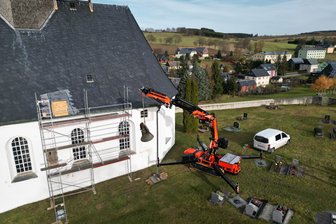 Meilenstein in Cämmerswalde: Glocken aus dem Kirchturm gehoben - In Cämmerswalde ist das Geläut aus der Kirche gehoben worden. Eine Bronzeglocke soll ergänzt werden, die beiden Harteisengussglocken werden durch neue Bronzeglocken ersetzt.