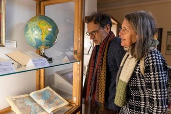 "Meilensteine Sachsens" im Erzgebirgsmuseum: Schüler zeigen ihre Ausstellung - Die Ausstellung "Meilensteine Sachsens" hat das Museumsteam gemeinsam mit Jugendlichen der Arbeitsgemeinschaft Schulmuseum des Landkreis-Gymnasiums Sankt Annen erarbeitet und gestaltet. Es sind schon erste Interessenten vor Ort.