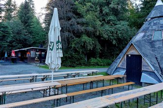 Meiler-Gebiet: Waldumbau-Maßnahme in Schöneck soll im Oktober beginnen - Der Imbiss am Meiler. Im angrenzenden Waldgebiet sollen ab Oktober umfangreiche Forstarbeiten beginnen.