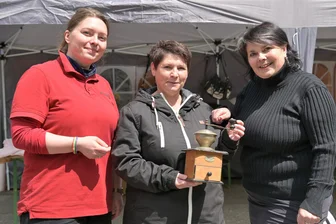 Meiler im Erzgebirge erlebt Premiere für Flohmarkt und trifft damit ins Schwarze - Die Flohmarkt-Organisatorinnen Aileen Thiele (li.) und Mira Thiele (re.) mit Ines Baumgärtel, die bei ihnen eine Kaffeemühle erstanden hat.