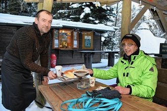 Meiler-Imbiss bereit für Ausflügler - David Barth (links) ist einer der neuen Mitarbeiter im Imbiss am Meiler in Schöneck.