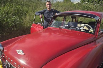 „Mein Auto ist wie eine Zeitkapsel“: Warum für einen Crimmitschauer Oldtimerfan der Wartburg 311 ein Traumauto ist - Für Henry Bachmann ist ein Oldtimer ein Auto, das gefahren werden muss. Der 40-Jährige macht bei der Aktion „Sekt in the City“ mit.