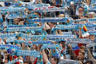 Mein Chemnitzer FC – eine Liebeserklärung - Chemnitzer Fans zeigen ihre Schals – viele tragen den alten Vereinsnamen, unter dem der Club seine größten Erfolge feierte.