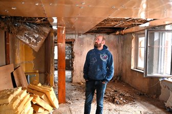 „Mein Elternhaus ist abgebrannt“ – Rochlitzer Krankenpfleger bittet nun selbst um Hilfe - Adrian Bolz im abgebrannten Haus am Clemens-Pfau-Platz in Rochlitz. Er will es wieder aufbauen lassen.