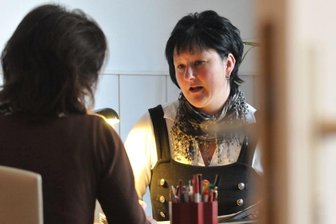 Manuela Muck aus dem Frauenschutzhaus bei einem Beratungsgespräch