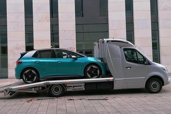 Mein erstes Mal mit dem ID.3  - Praxistest endet auf Abschleppauto - Ladestation kaputt, Akku leer: Huckepack geht es für den türkisfarbenen ID.3 durch Berlin-Schönefeld. 