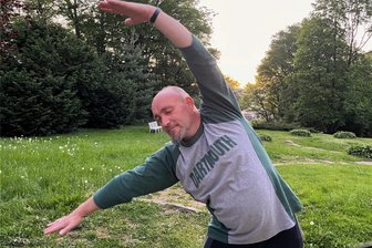 Mein erstes Mal: Wie man den Stadtpark Hainichen auf ganz bewusste Art erleben kann – mit Yoga und ohne zu reden - So sieht der „Krieger“ nach eineinhalb Stunden mit Yoga und Qigong im Park aus. „Freie-Presse“-Redakteur Falk Bernhardt hat einen meditativen Parkspaziergang in Hainichen mitgemacht.