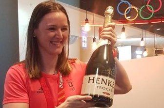 "Mein Handy ist fast explodiert" - Ein Gläschen zur richtigen Zeit, dem ist Denise Herrmann nicht abgeneigt. Beim Empfang auf dem Flughafen wurde vorgesorgt. 