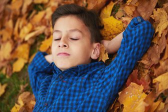 „Mein Kind und ich haben ADHS“ - Ein Vater spricht offen über den herausfordernden Alltag - Kinder mit ADHS sind nicht nur hyperaktiv und hibbelig. Manche können stundenlang in ihre eigene Traumwelt abtauchen.