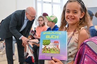 Mein liebster Spielplatz: Hortkinder testen Chemnitzer Spielplätze und machen ein Buch draus - Joleen freut sich, bei der Überreichung der Broschüre an den OB dabei zu sein.