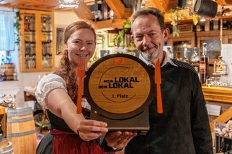 "Mein Lokal, Dein Lokal": Erzgebirgischer Kochshow-Gewinner erlebt Ausnahmezeit - Jörg Herrmann vom Ehrenfriedersdorfer Restaurant und Hotel "Die Burg" mit seinem Gewinner-Pokal von "Mein Lokal, Dein Lokal". Den ersten Platz hatten er und sein Team, im Bild Kira Koch, sich mit einem vogtländischen Restaurant geteilt.