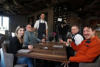 Mein Lokal, Dein Lokal: Fünf Wirte im Wettstreit - Dreharbeiten im Lokalfilet bei Kevin Seidel (stehend). Mit dabei sind: Theresa Winkler (links) vom Ristorante Pizzeria La Torre in Reichenbach, Manuel Metzner (zweiter von links) vom Schleizer Erlebniszelt, Michael Büttner (zweiter von rechts) vom Restaurant Das Albert in Bad Elster und Silvio Kuhnert (rechts) vom Landhotel zum grünen Baum in Taltitz. 