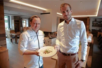 "Mein Lokal, Dein Lokal": Schönecker Hotel Tannenhaus begeistert Mitbewerber - René Eibisch (links), Chefkoch im Hotel Tannenhaus in Schöneck, und Geschäftsführer sowie Hoteldirektor Tobias Werner eröffneten die neue Staffel der TV-Kochshow. Das Foto entstand im Juni.