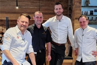 "Mein Lokal, Dein Lokal": Schönecker Tannenhaus eröffnet TV-Kochshow - Ein Bild von den Dreharbeiten im Tannenhaus Schöneck: TV-Koch Mike Süsser, Serviceleiter Roman Müller, Geschäftsführer Tobias Werner und Küchenchef René Eibisch.