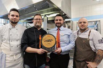"Mein Lokal, dein Lokal": Sieg geht nach Hartenstein - Stolz präsentieren Koch Lukas Dölling, Küchenchef Lars Herfurth, Restaurantleiter Daniel Wilhelm und Sous-Chef Patrick Jost-Lindemann (von links) die Siegestrophäe.