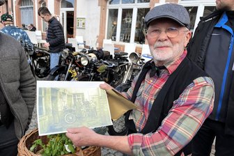 „Mein Opa war vor 100 Jahren dabei“: Motorräder machen in Rochlitz ein altes Foto wieder lebendig - Ullrich Gabler, als Fahrradhändler in Rochlitz bekannt, hat auch alte Fotos, die seinen Großvater Fritz Gabler zeigen.