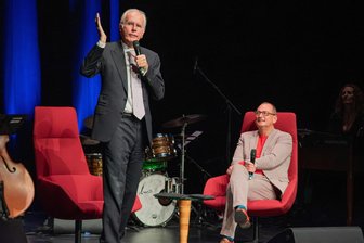 „Mein Publikum ist Elite“: So lief der Auftritt von Harald Schmidt im Vogtland - Entertainer Harald Schmidt und Comedian Volker Heißmann (rechts) zündeten im ausverkauften König-Albert-Theater in Bad Elster ein Gag-Feuerwerk.