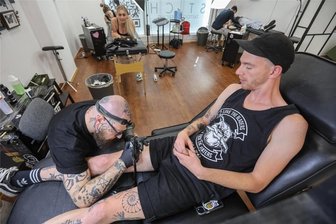Mein Tattoo zeigt: Ich bin Organspender - Auf dem linken Oberschenkel von Phillip Pötzsch ist noch Platz für seine Bekenntnis zur Organspende. Tätowierer Jevgenijs Orlovs vom Tattoo-Studio Stich in Chemnitz hat es schon häufig gestochen.