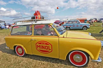 „Mein Trabi ist kein Auto sondern mein Freund“: Fürs Trabant-Treffen in Zwickau stehen 40 Teilnehmer schon einen Tag vorher Schlange - Nostalgie wird großgeschrieben beim Zwickauer Trabant- und Ostfahrzeugtreffen.