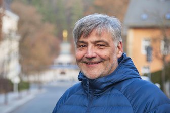 „Mein Ziel ist es, die Krankheit zu besiegen“: Wenn ein Arzt im Vogtland zum Patienten wird - Detlef Schlott aus Bad Elster: Eine Krebsdiagnose hat für den 57-Jährigen den Blick auf das Leben verändert.