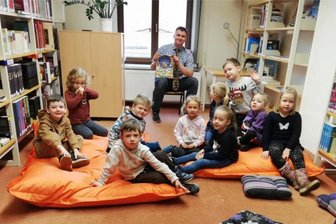 „Mein Zuhause, dein Zuhause“: Interkulturelles Kennenlernen in der Stadtbibliothek Werdau - Junge Besucher in der Werdauer Stadtbibliothek.