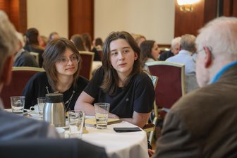 „Mein Zuhause wurde auch zerbombt“: Neue Kriegserfahrungen treffen in Chemnitz auf alte - Maria Diachenko (l.) hat selbst Krieg erlebt. Wenn sie etwas nicht versteht, übersetzt ihre Freundin Lilly Melina Hofmann (r.).