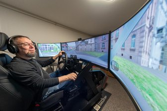 Meine erste Fahrstunde im Simulator – was lernt man da? - Von wegen „Gelernt ist gelernt“: Redakteur Andreas Rentsch hat seinen Führerschein seit 1993, kam aber bei der Übungsstunde im Simulator trotzdem ins Schwitzen.