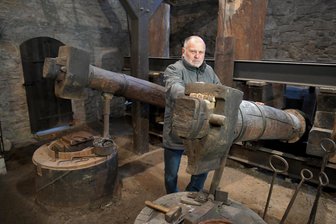 „Meine Frau hat schon gefragt, ob ich mit dem Eisenhammer verheiratet bin“: Günter Band und ein besonderes Denkmal im Erzgebirge - Günter Band und der Förderverein Eisenhammer Dorfchemnitz pflegen eins der letzten historischen Hammerwerke Sachsens.