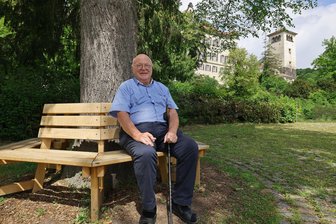 „Meine Frau muss nicht alles wissen“: Gönner aus der Schweiz unterstützt kleine Projekte in Waldenburg - Walter Bürgin sitzt auf der Bank in der Mittelstadt von Waldenburg. Er hat die Auszeichnung „Verdienter Bürger von Waldenburg“ erhalten.