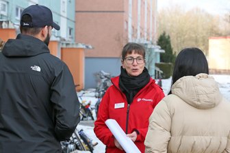 „Meine Kinder sollen ein richtiges Leben haben“: Flüchtlinge aus Venezuela in Westsachsen zwischen Hoffnung und Angst - Alfredo (links) und Isabel (rechts) erzählen Katja Böwe, Sprecherin vom Regionalverband der Johanniter-Unfall-Hilfe, von Sorgen um Verwandte und Freunde in Venezuela. Aus Furcht vor Verfolgung möchten sie ihre Gesichter nicht zeigen.