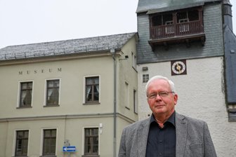 „Meine Lehrjahre im Raum Chemnitz“: Komponist spricht über seinen Weg zur Musik - Reinhard Pfundt 2022 vor der Burgstädter Kirche. Jetzt hält der Komponist einen Vortrag über seine „Lehrjahre im Raum Chemnitz“.