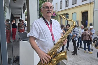 „Meine Oma hat das Saxofon versteckt“: Crimmitschauer Musiklehrer macht aus Schüler-Ausreden eine Kunstausstellung - So kennen seine ehemaligen Schüler des Robert-Schumann-Konservatoriums in Zwickau und die Musiker der Young People Big Band den Crimmitschauer Andreas Bacher.