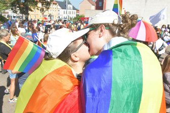 „Meine Tochter ist queer und ich unterstütze sie“: Freiberger erzählen, warum sie beim CSD demonstriert haben - Diese beiden jungen Frauen leben in Freiberg, und sie sind ein Paar. Beim CSD setzten sie sich für mehr Sichtbarkeit, Sicherheit und Akzeptanz ein.