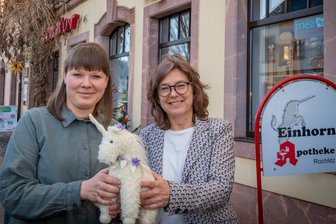 „Meine Wunschnachfolgerin“: Generationswechsel in der Einhorn-Apotheke in Rochlitz - Symbolisch wird das kleine Plüsch-Einhorn von Anett Zobel (r.) an die neue Inhaberin Julia Hofmann übergeben.
